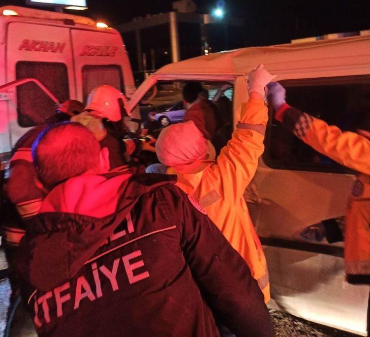 Park halindeki minibüse çarptı, 2 kişi yaralandı G1