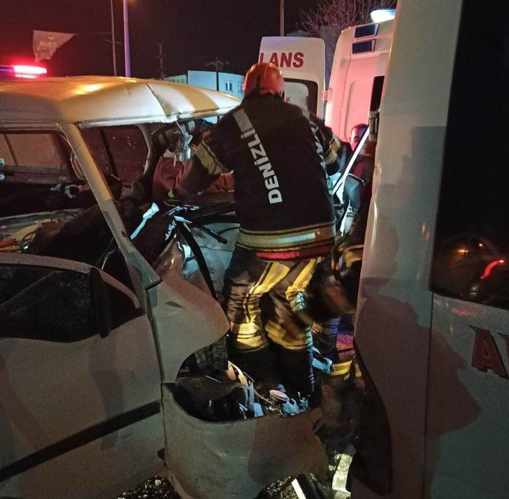 Park halindeki minibüse çarptı, 2 kişi yaralandı G3