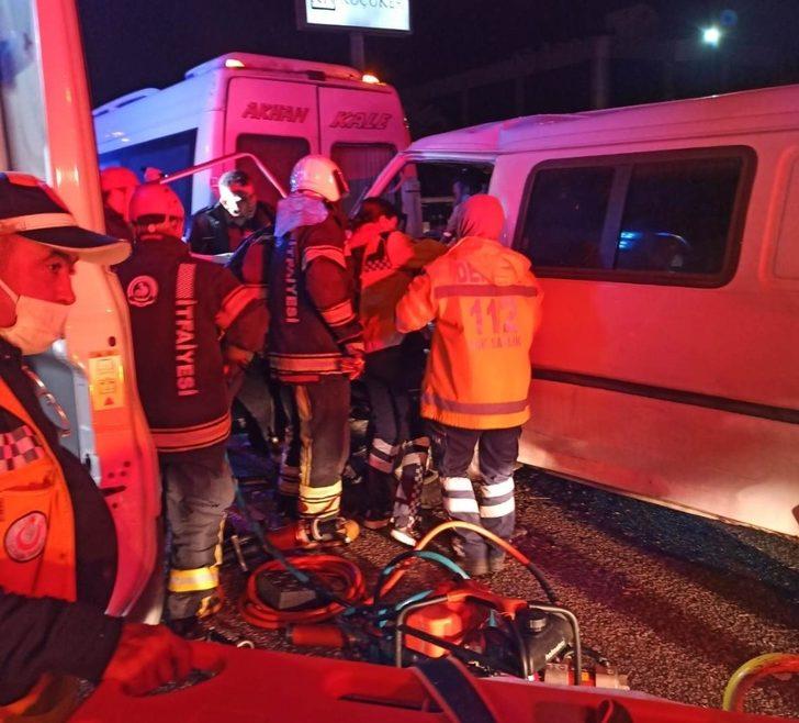 Park halindeki minibüse çarptı, 2 kişi yaralandı G4