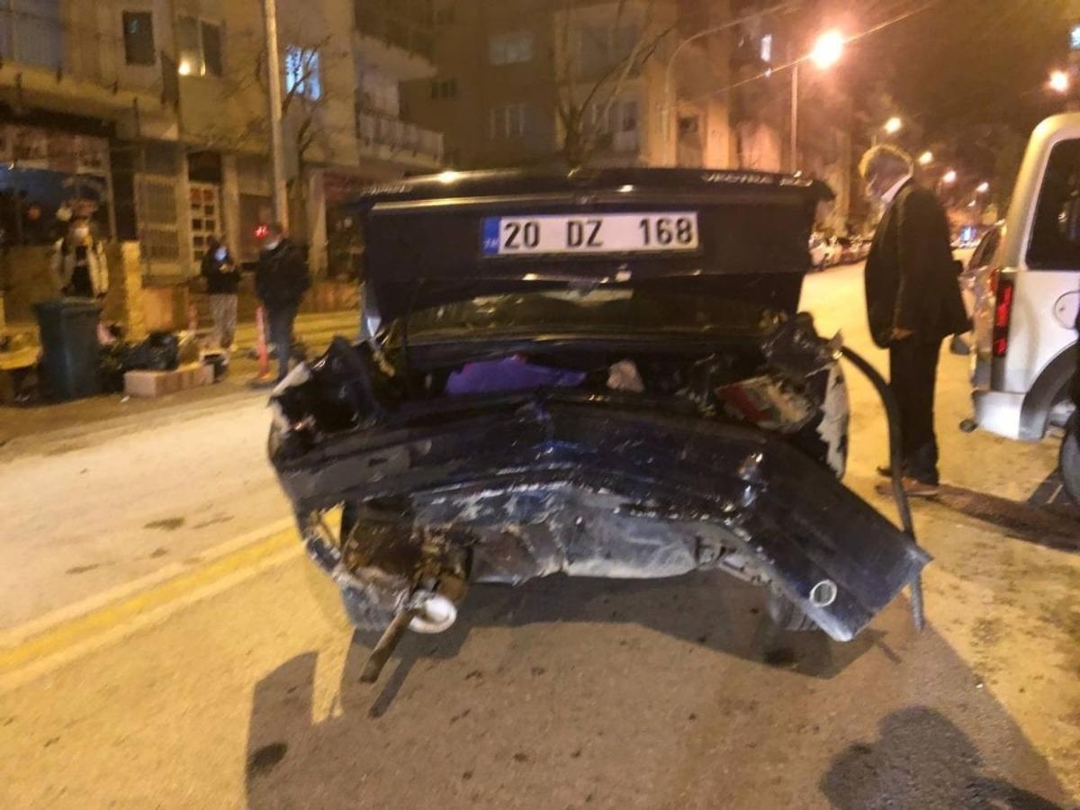 K&ouml;peği ezmemek i&ccedil;in kaldırımdaki otomobillere &ccedil;arptı