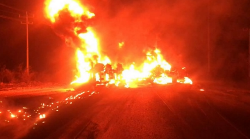 Meksika'da kamyonla çarpışan akaryakıt tankeri alev aldı: 11 ölü, 5 yaralı