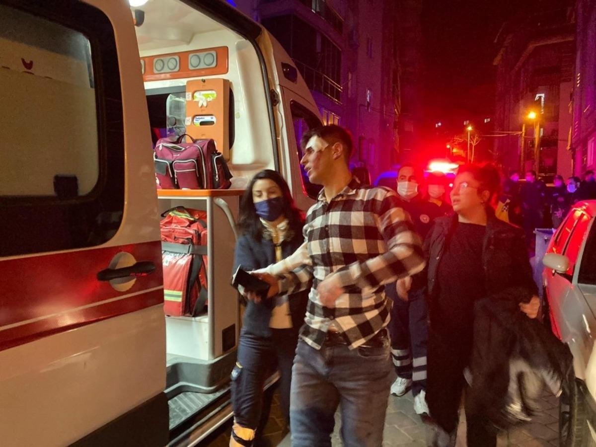 Gen&ccedil;lerin bı&ccedil;aklı, sopalı kavgasında kan aktı: 2 yaralı