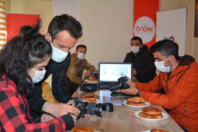 Hakkarili gençler fotoğrafçılık öğreniyor