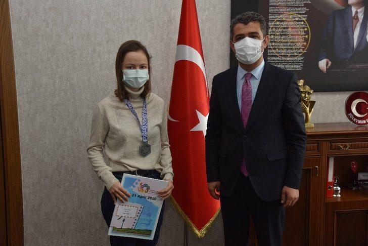 Denizlili Zeynep, Avrupa Matematik Olimpiyatı Gümüş Madalyası kazandı G2