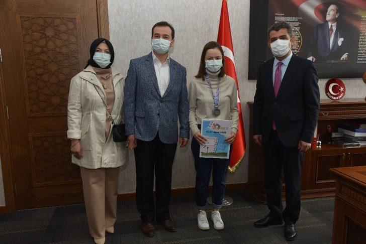 Denizlili Zeynep, Avrupa Matematik Olimpiyatı Gümüş Madalyası kazandı G3