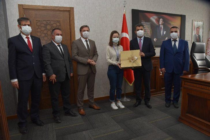 Denizlili Zeynep, Avrupa Matematik Olimpiyatı Gümüş Madalyası kazandı G4