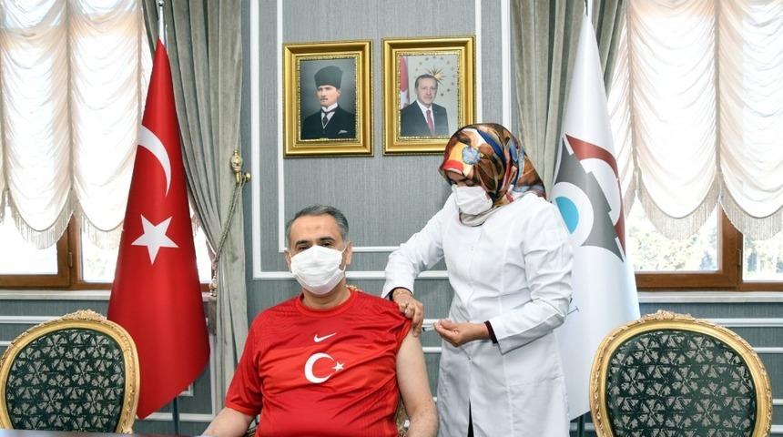 Vali Çuhadar ikinci doz aşısını oldu