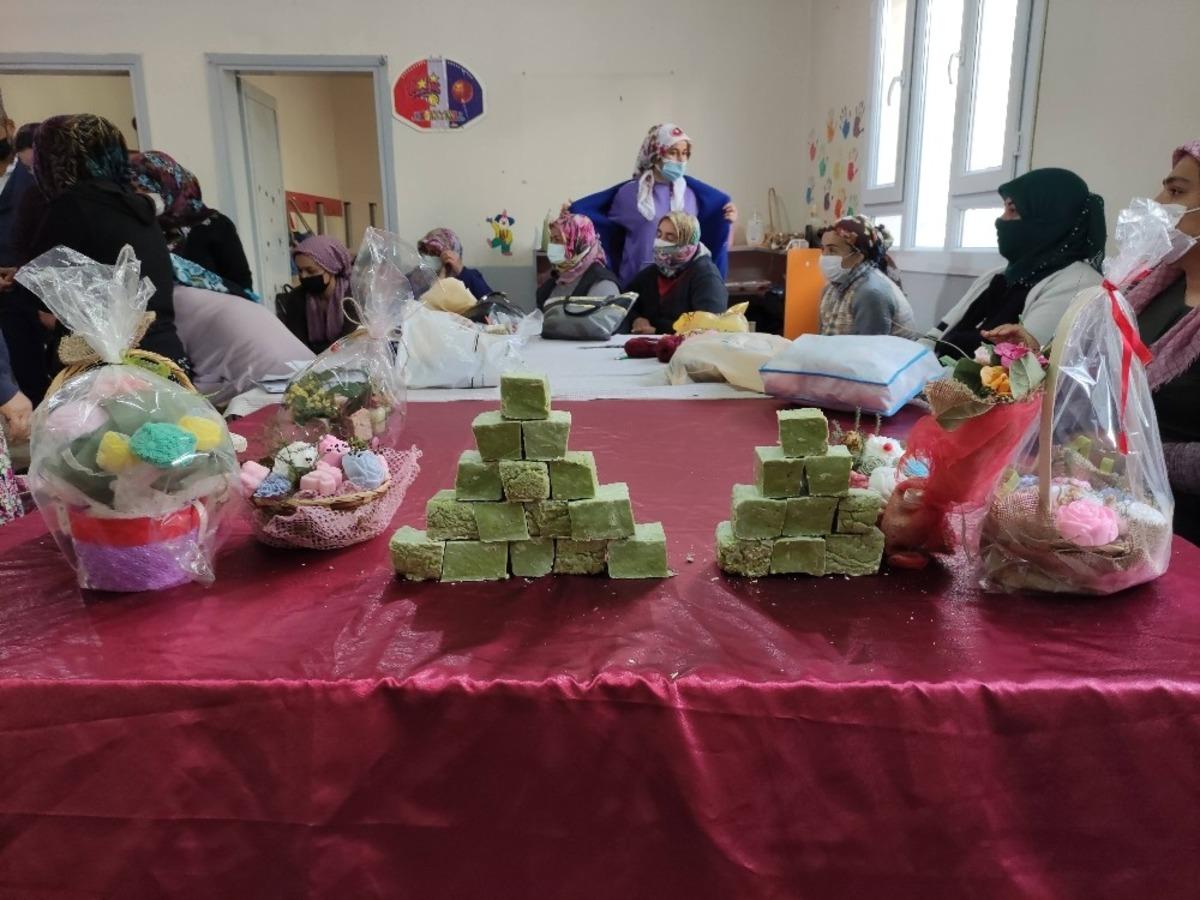 Defne sabunu &uuml;reterek aile b&uuml;t&ccedil;elerine katkı sunacaklar