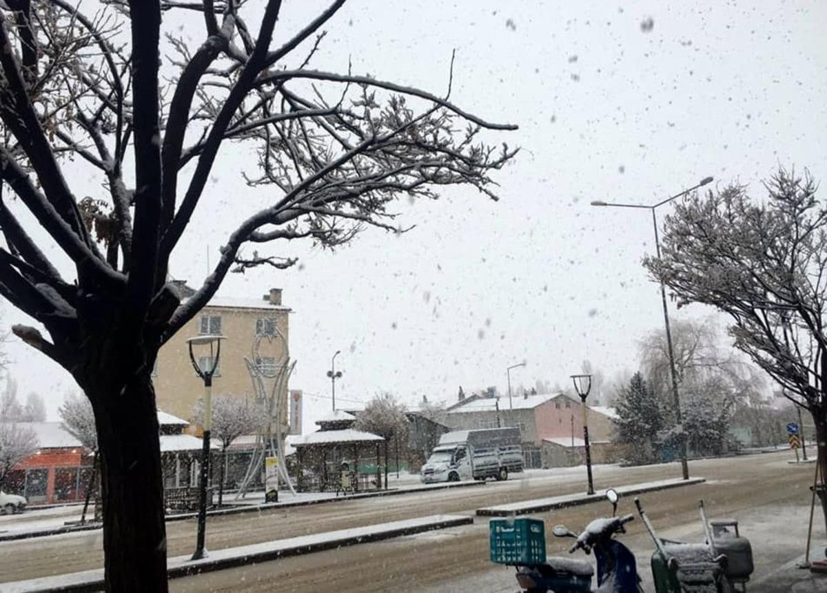 Bayburt&rsquo;un y&uuml;ksek kesimleri yeniden beyaza b&uuml;r&uuml;nd&uuml;