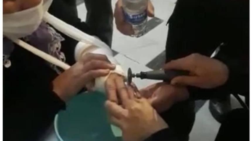 Hastaneden itfaiyeye sevk edilen yaşlı kadının sıkıntısını S&ouml;ke itfaiyesi &ccedil;&ouml;zd&uuml;