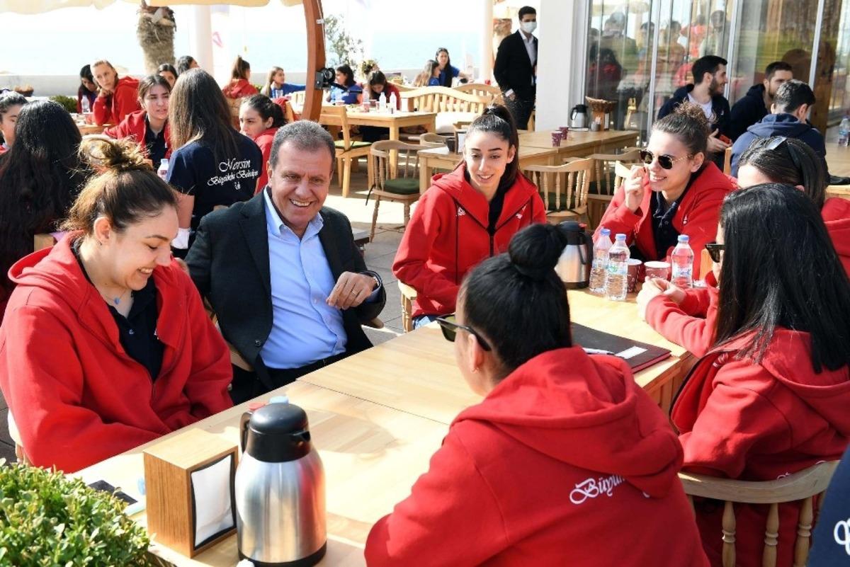 Başkan Se&ccedil;er, B&uuml;y&uuml;kşehir Belediyesi GSK sporcularıyla buluştu