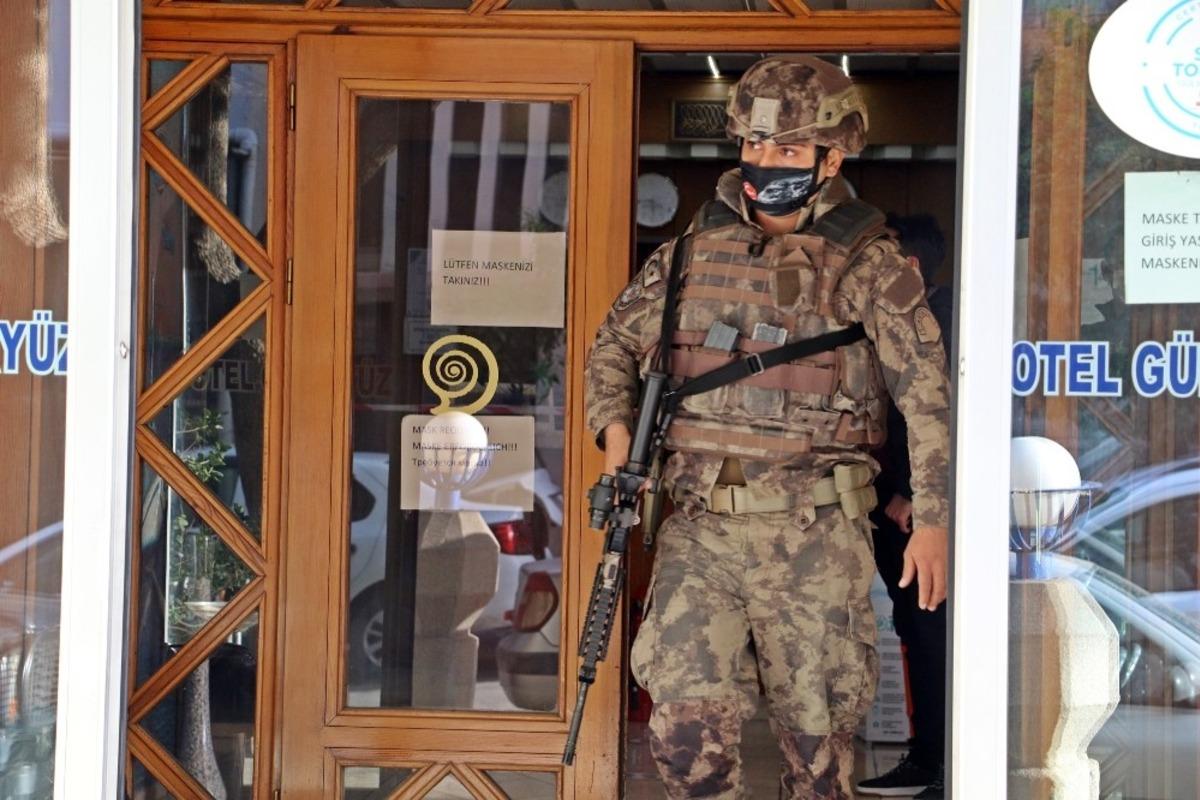 (&Ouml;ZEL) Antalya&rsquo;da P&Ouml;H destekli sinirli m&uuml;şteri operasyonu
