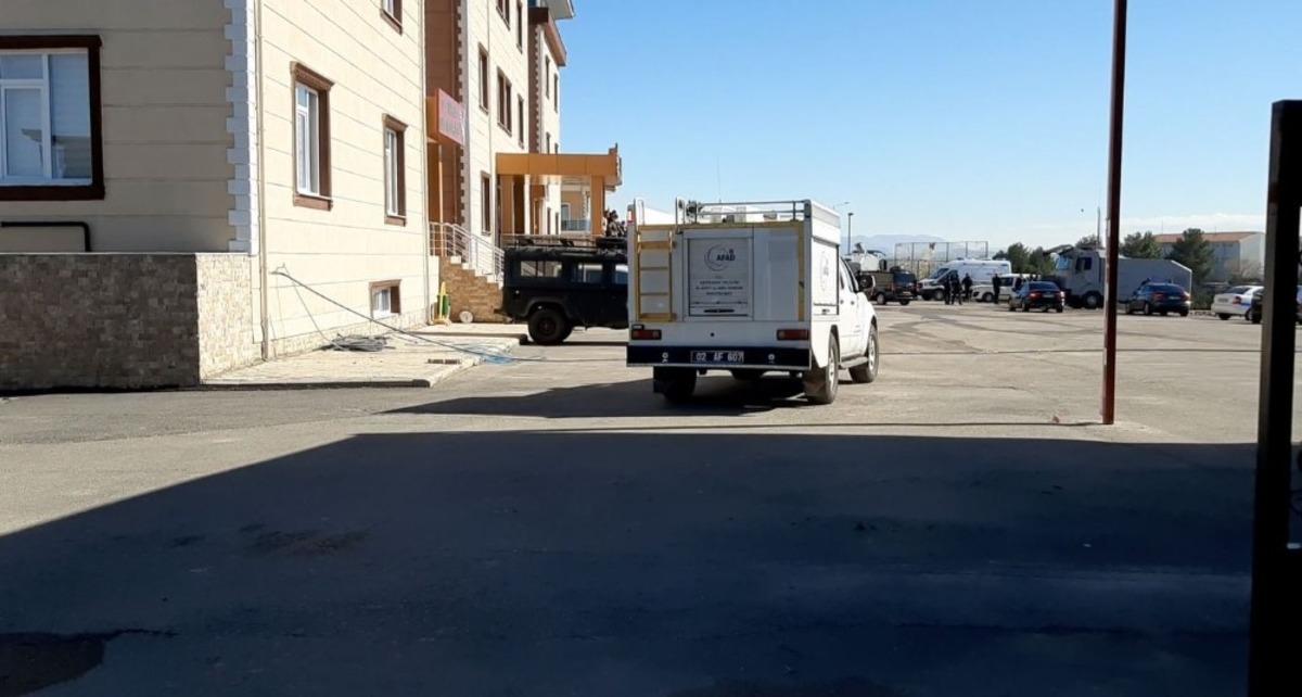 Emniyet m&uuml;d&uuml;rl&uuml;ğ&uuml; &ccedil;atısı u&ccedil;tu: 1 yaralı