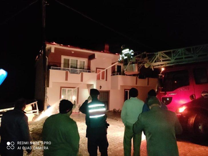 Kalorifer bacasından çıkan kıvılcım çatıyı yaktı G2