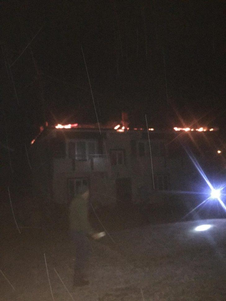 Kalorifer bacasından çıkan kıvılcım çatıyı yaktı G3