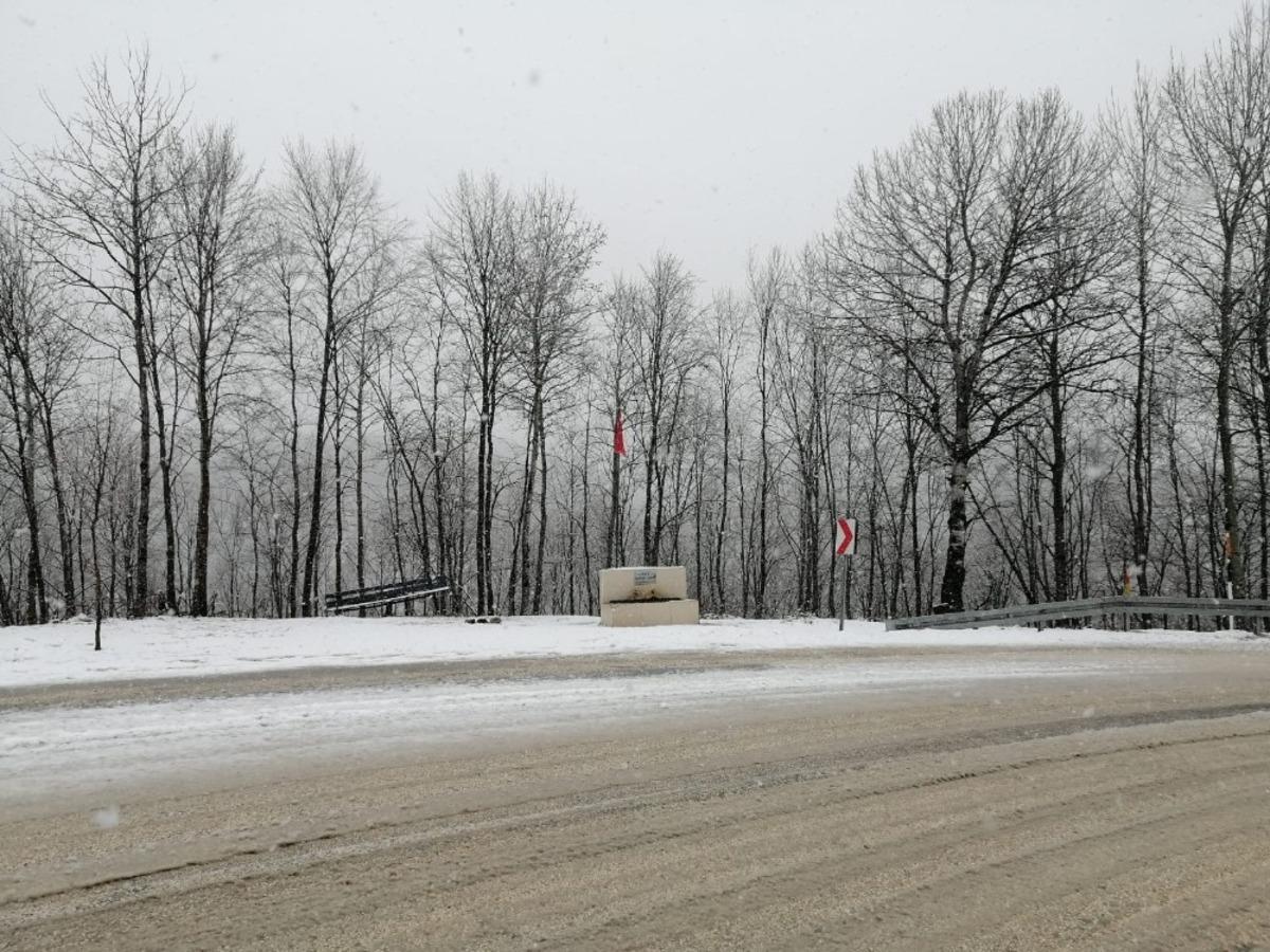Y&uuml;ksek kesimlerdeki hava sıcaklığı d&uuml;şt&uuml;, kar yeniden yağdı