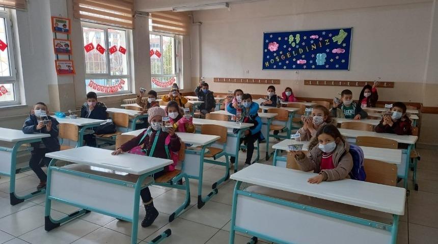 Minik &ouml;ğrencilere okuma yazma etkinliği