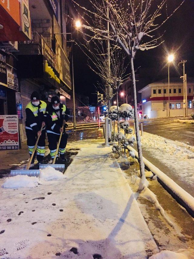 Yollarda buzlanma tehlikesine karşı tuzlama ve temizlik çalışması yapıldı