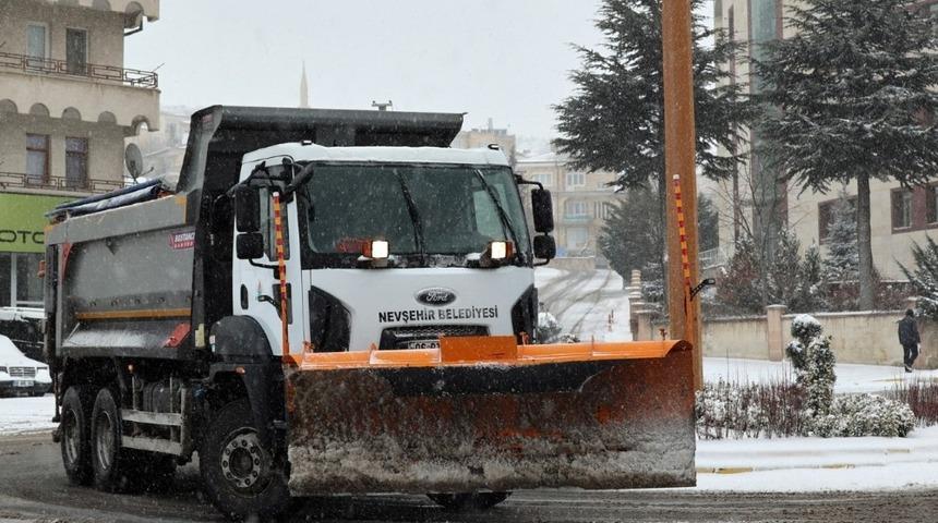 Yollarda buzlanma tehlikesine karşı tuzlama ve temizlik çalışması yapıldı
