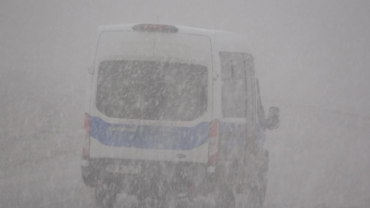 Y&uuml;ksekova&rsquo;da yoğun kar yağışı