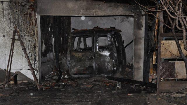 Evin yanındaki garaj da içindeki araç da yandı