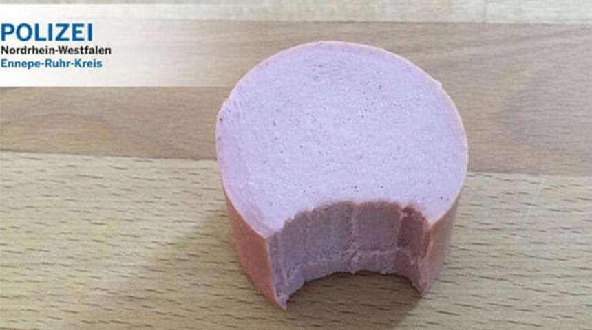 Isırıp bıraktığı sosis hırsızı ele verdi!