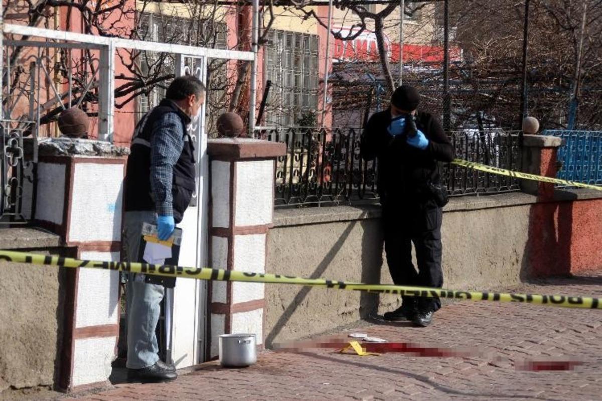 &Ouml;ğretmenin kafasından vurduğu komşusu hayatını kaybetti