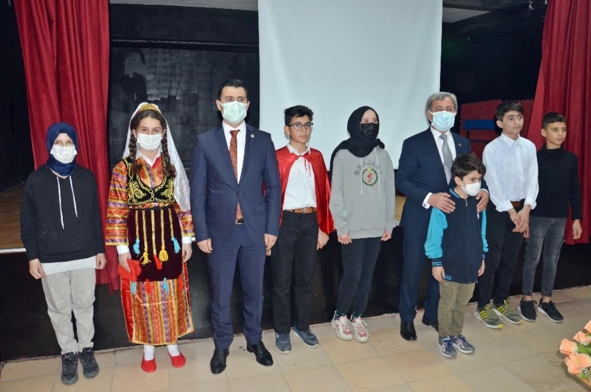 G&uuml;ny&uuml;z&uuml;&rsquo;de İstiklal Marşının kabul&uuml;n&uuml;n 100. yılı kutlandı