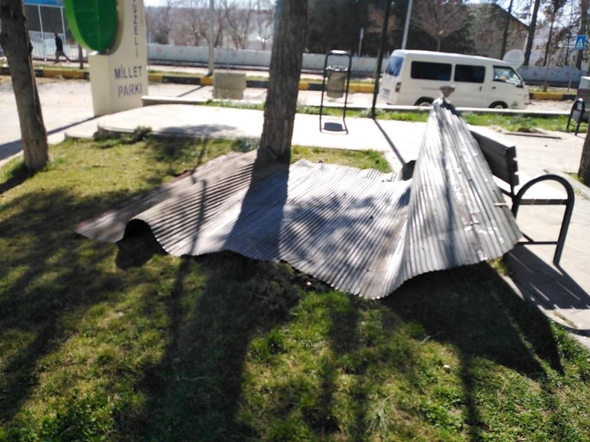 Şiddetli r&uuml;zgar ağa&ccedil;ları devirdi, &ccedil;atıları u&ccedil;urdu