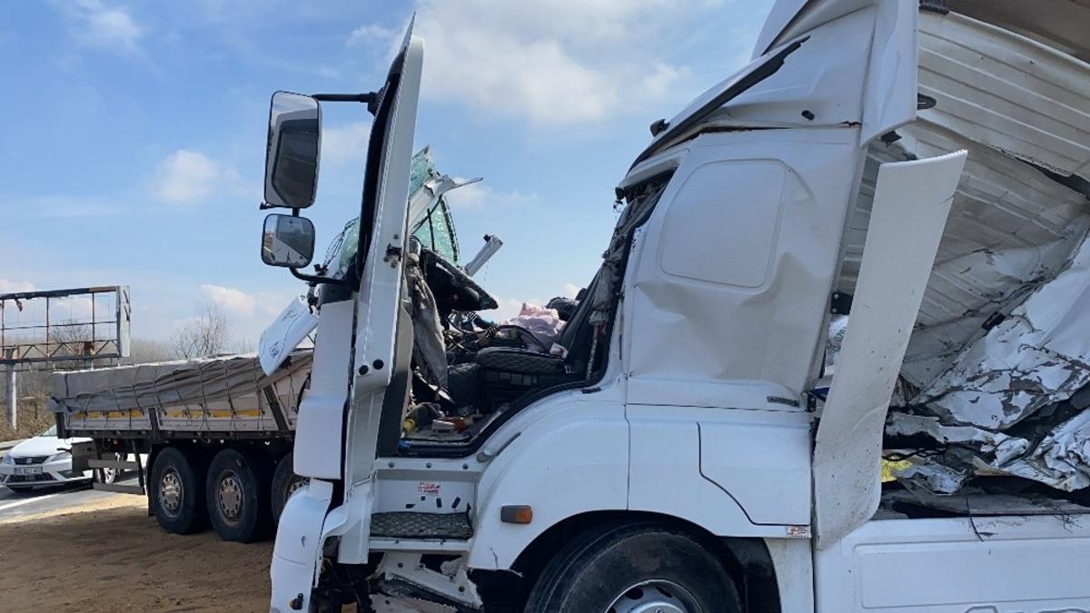 TEM&rsquo;de 2 tır &ccedil;arpıştı İstanbul istikameti trafiğe kapandı