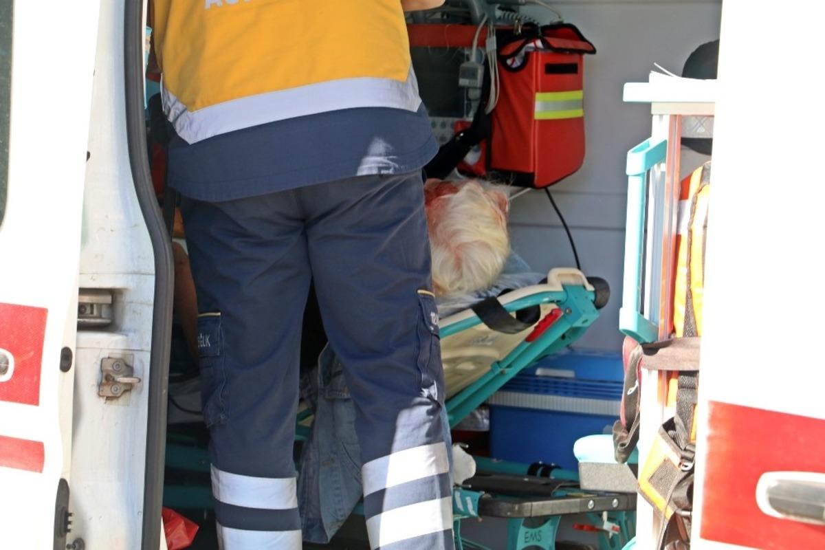 (&Ouml;ZEL) Yolun tek y&ouml;n olmasına g&uuml;venen yaşlı kadın, geri gelen aracın &ccedil;arpmasıyla &ouml;l&uuml;mden d&ouml;nd&uuml;