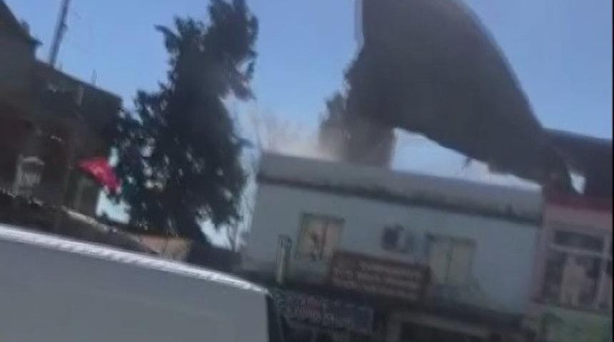 Şiddetli r&uuml;zgar &ccedil;atıyı b&ouml;yle u&ccedil;urdu