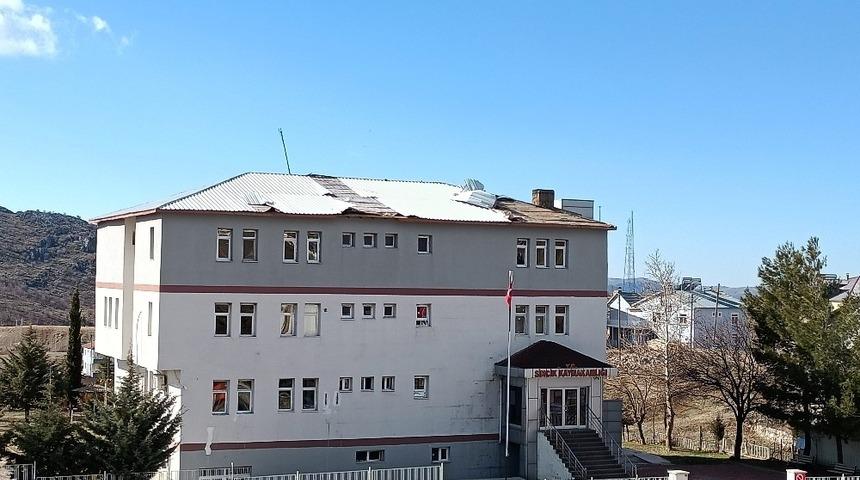 Sincik&rsquo;te kaymakamlığın ve okulun &ccedil;atısı u&ccedil;tu