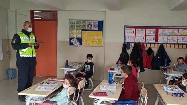 Jandarmadan okullarda “Trafik Dedektifleri ve İyi Dersler Şoför Amca” semineri