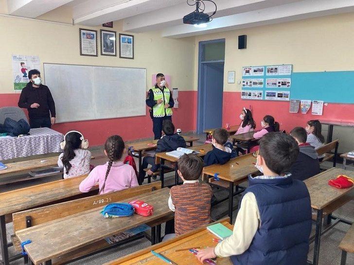 Jandarmadan okullarda “Trafik Dedektifleri ve İyi Dersler Şoför Amca” semineri G4