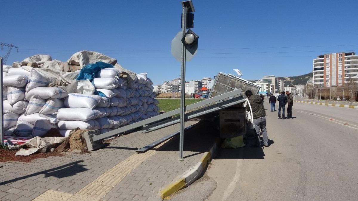 Şiddetli r&uuml;zgar ağa&ccedil;ları k&ouml;k&uuml;nden s&ouml;k&uuml;p &ccedil;atıları u&ccedil;urdu