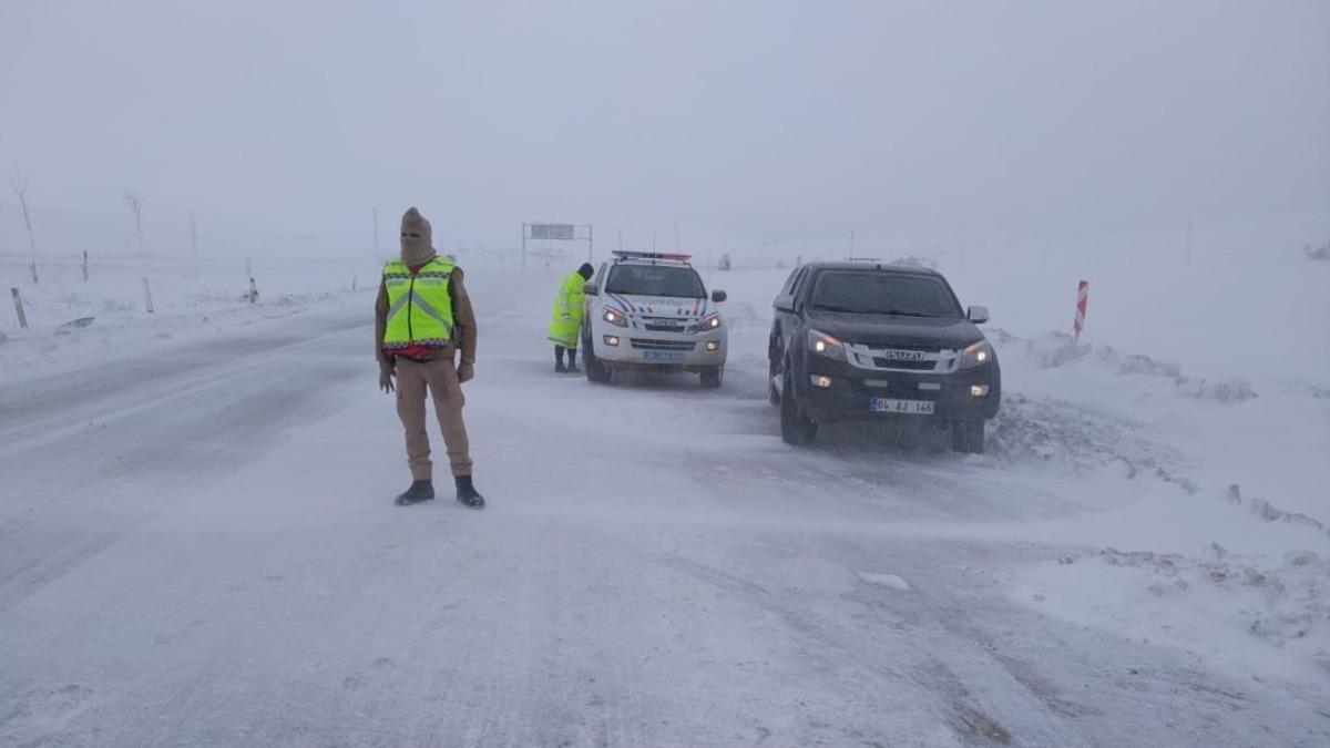 Ağrı&rsquo;da tipi ve buzlanma kazaları peşinden getirdi