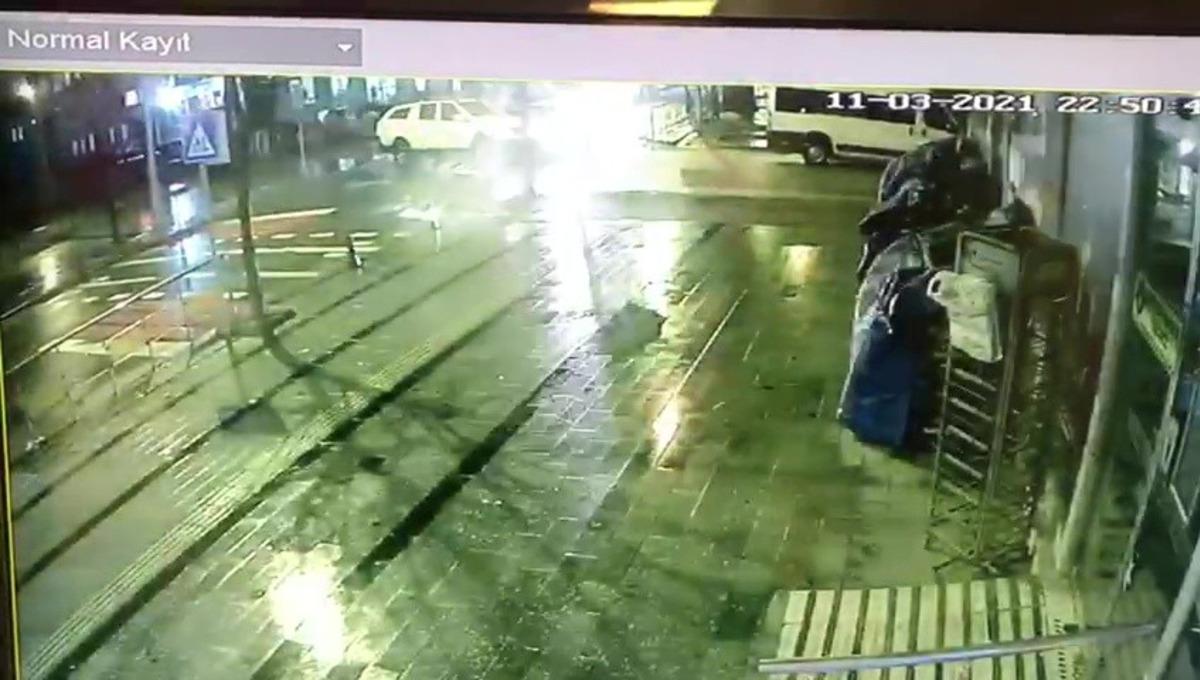 Yolda d&ouml;nmeye &ccedil;alışan kamyonete otomobil b&ouml;yle &ccedil;arptı: 1 yaralı