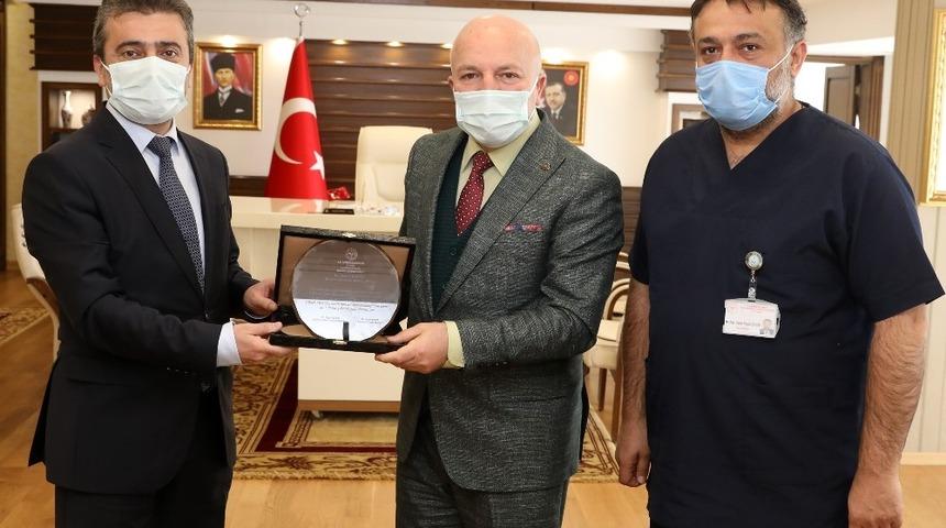 İl Sağlık M&uuml;d&uuml;r&uuml; Bedir&rsquo;den Başkan Sekmen&rsquo;e teşekk&uuml;r plaketi