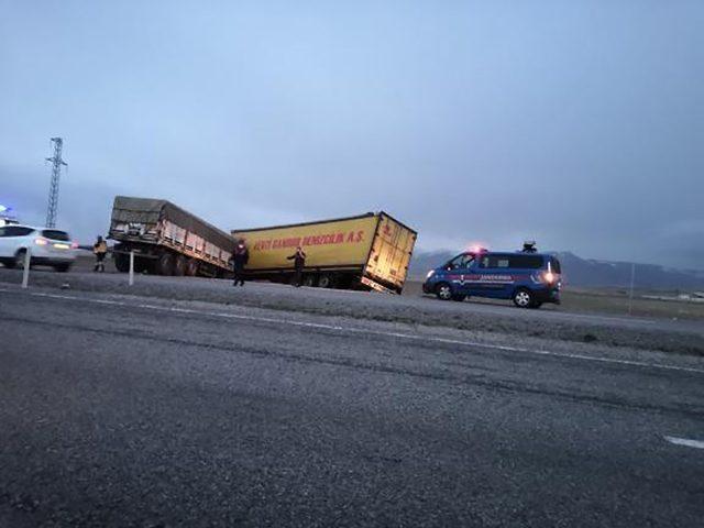 İki tırın kafa kafaya &ccedil;arpışması g&uuml;venlik kamerasına yansıdı 1