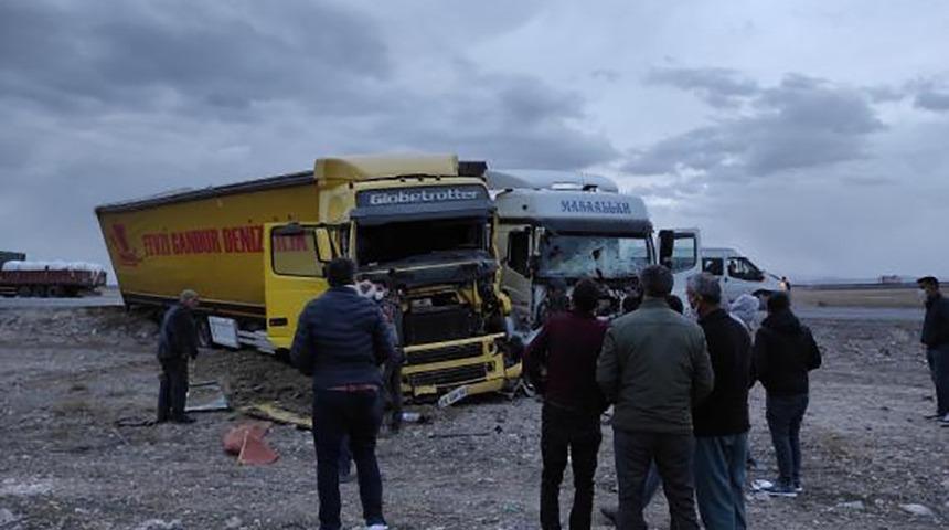 İki tırın kafa kafaya &ccedil;arpışması g&uuml;venlik kamerasına yansıdı