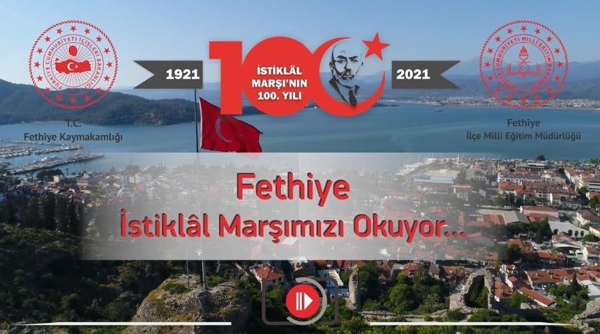Fethiye’de protokol ve vatandaşlar İstiklal Marşı’nı okumak için kamera önüne geçti