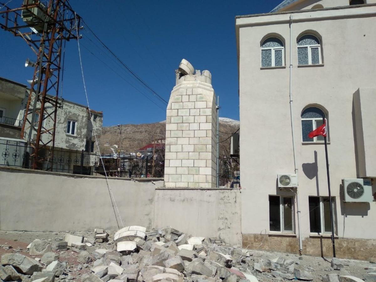 Minare evin &uuml;zerine devrildi