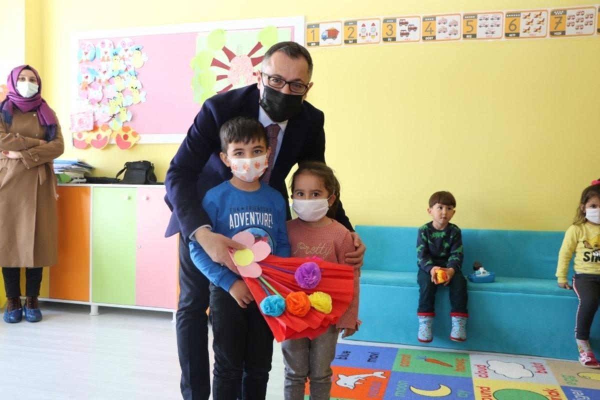 Kayapınar Belediyesinden anaokullarına oyuncak k&uuml;t&uuml;phane desteği