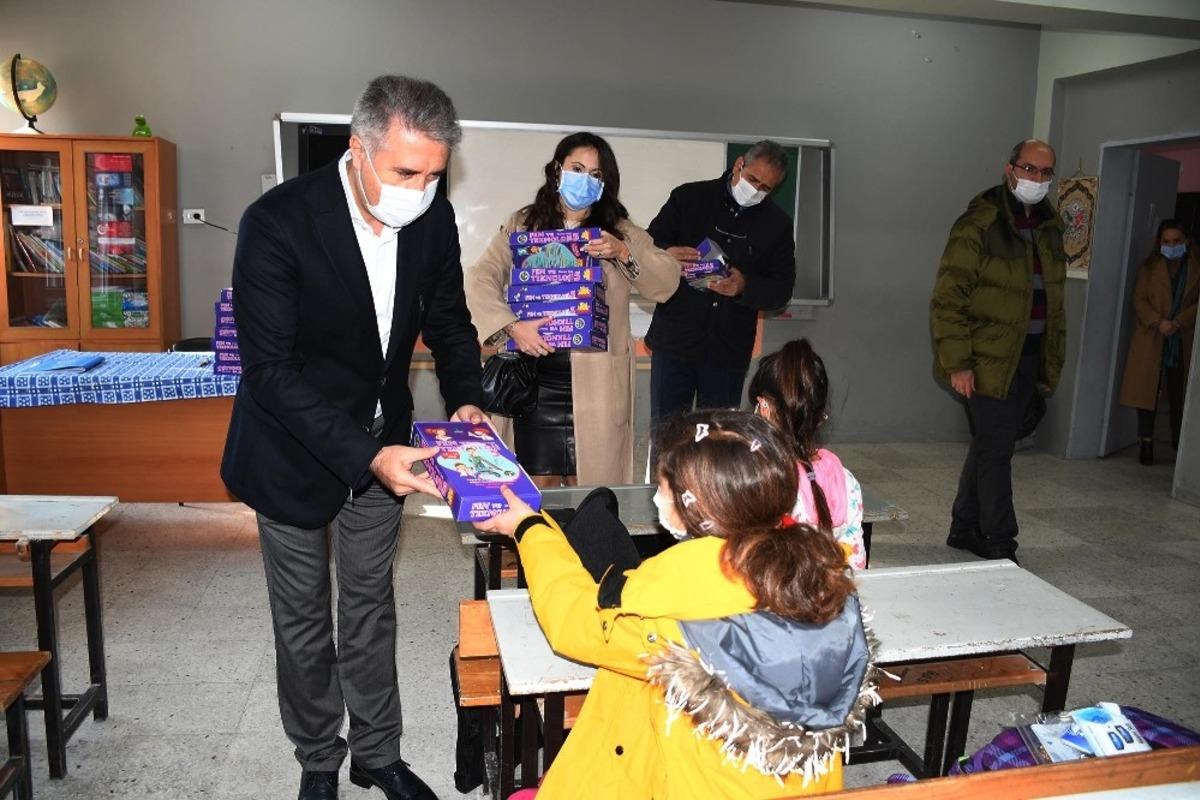 Kuşadası Belediyesi&rsquo;nden 2 bin 200 &ouml;ğrenciye Eğitime Destek Seti