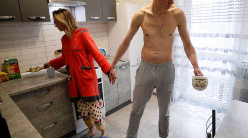 Ne seninle ne sensiz! Sürekli kavga eden çift çareyi kelepçede buldu