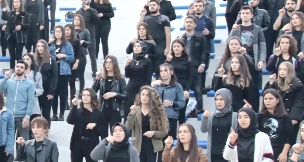 İstiklal Marşını işaret diliyle seslendirdiler