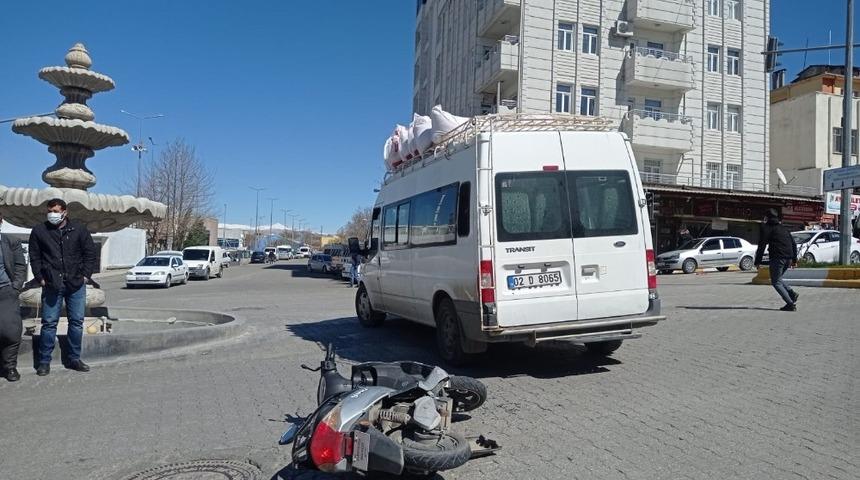 Kahta’da motosiklet ile minibüs çarpıştı: 2 yaralı
