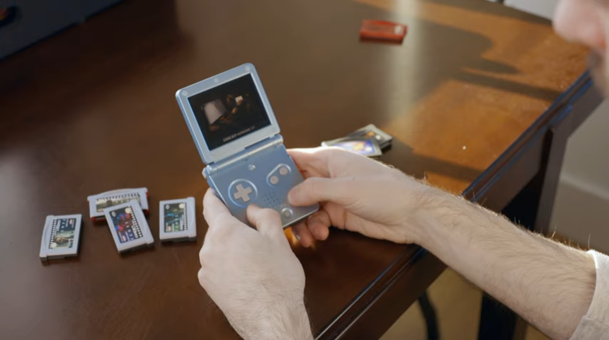 Christopher Nolan'ın Tenet filmini Game Boy'dan izledi, sosyal medyayı salladı!