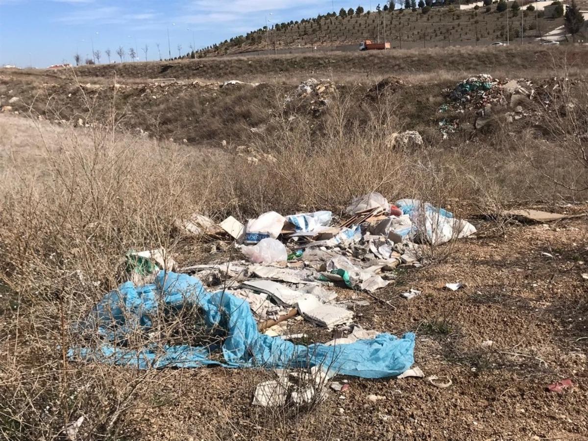 Duyarsızca atılan molozlar &ccedil;evre kirliliğine neden oluyor